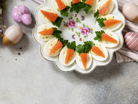 Фаршировани (пълнени) яйца с великденска декорация - снимка на рецептата
